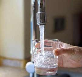 Nên đun sôi nước hay uống nước trực tiếp từ máy lọc nước?