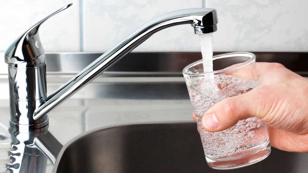 Nên đun sôi nước hay uống nước trực tiếp từ máy lọc nước?