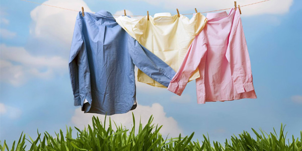 Vì sao quần áo giặt xong nên phơi ngay?