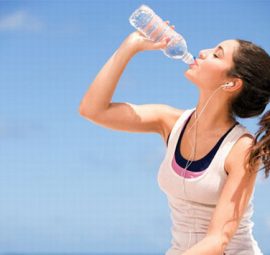 Tại sao nên uống nhiều nước vào mùa hè?