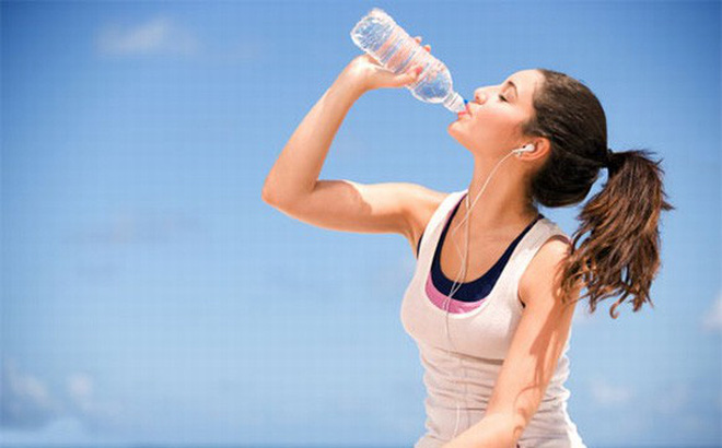 Tại sao nên uống nhiều nước vào mùa hè?