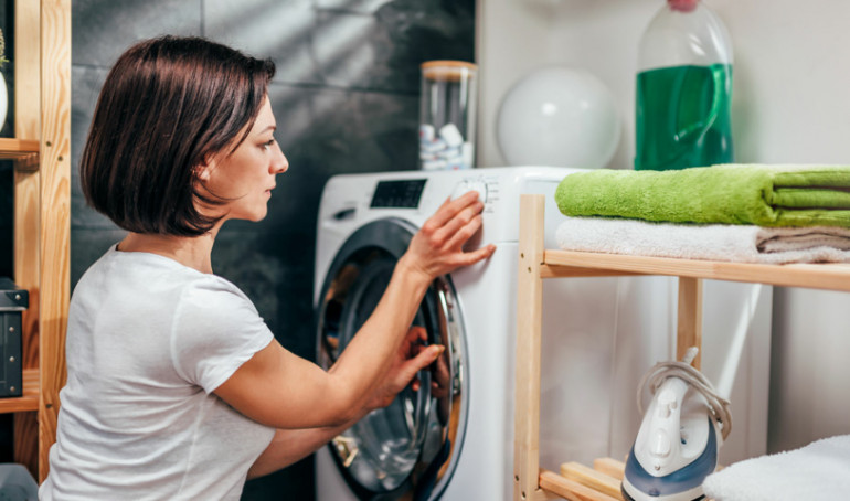 Mùa dịch, giặt quần áo diệt khuẩn tốt nhất như thế nào?