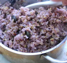 Nấu gạo ngũ cốc thơm ngon và đơn giản với nồi cơm điện cao tần Panasonic.
