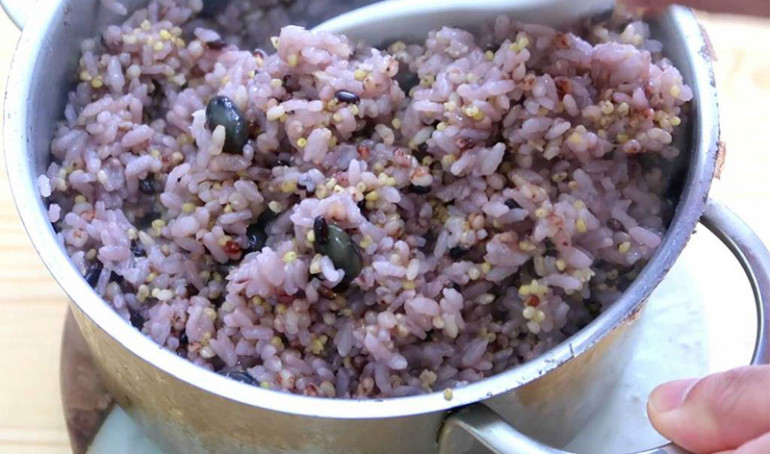 Nấu gạo ngũ cốc thơm ngon và đơn giản với nồi cơm điện cao tần Panasonic.