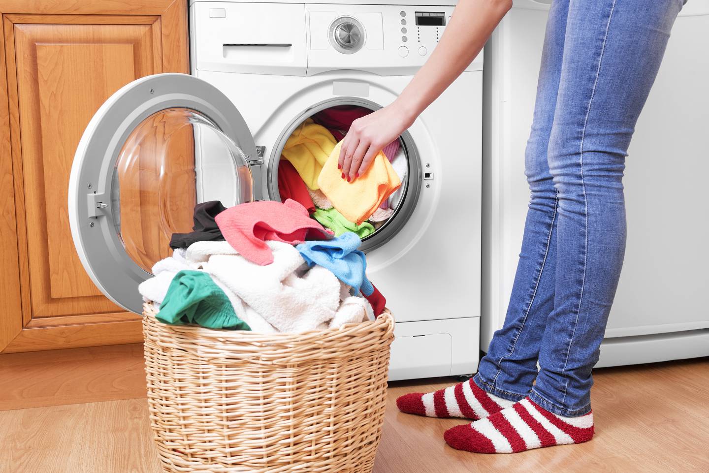 Làm thế nào để giặt quần áo thơm lâu trong mùa mưa?
