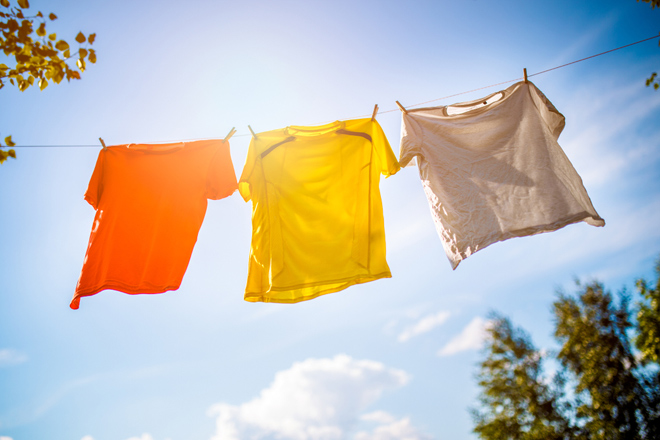 Làm thế nào để giặt, phơi quần áo không bị bạc màu?