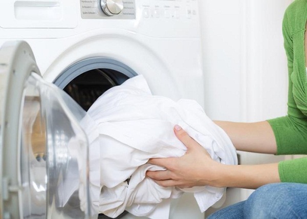 Cách giặt quần áo trắng không bị ngả màu với máy giặt