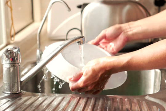 Tại sao rửa bát bằng tay lại gây khô da?