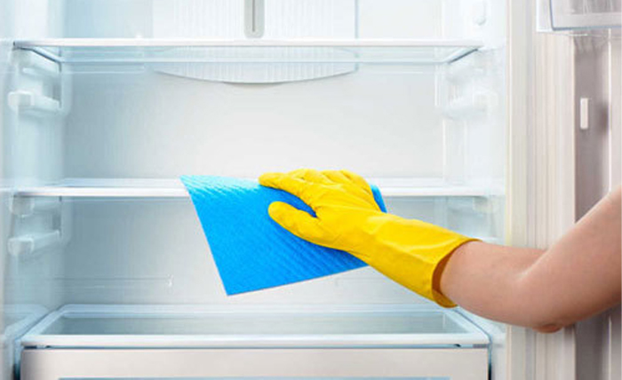 Lau chùi tủ lạnh đón Tết cực nhanh và dễ