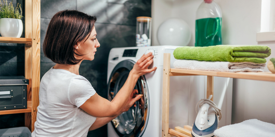 Quần áo giặt máy xong vẫn bẩn vì sao?