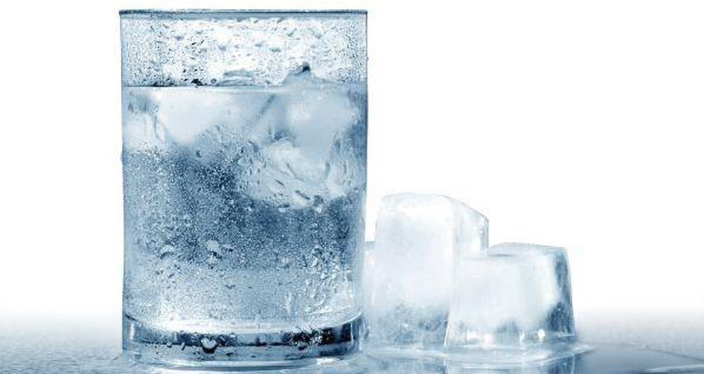 Cách uống nước lạnh mùa hè tránh viêm họng