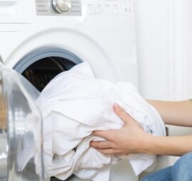 Giặt áo trắng bằng máy giặt, nên hay không?