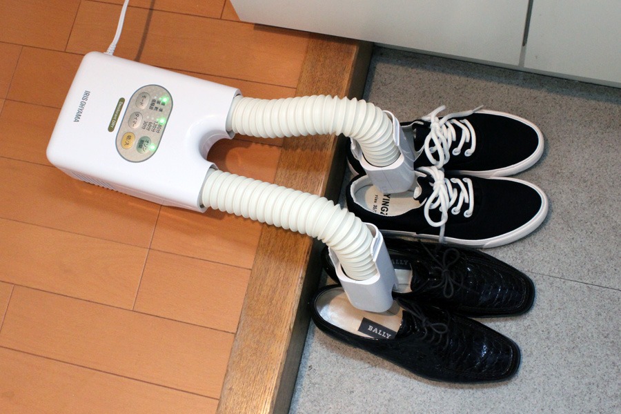 Loại bỏ mùi hôi giày một cách nhanh chóng và dễ dàng với máy khử mùi giày dép Iris Ohyama SD-C2-W