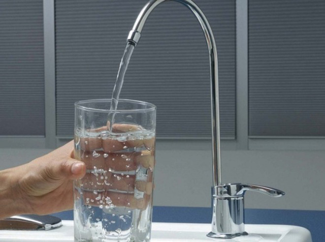 Nên uống nước từ máy lọc nước hay nước đun sôi?