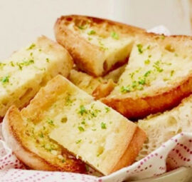 Cách làm bánh mì bơ tỏi ngay tại nhà với lò vi sóng có nướng