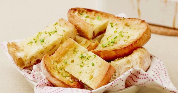 Cách làm bánh mì bơ tỏi ngay tại nhà với lò vi sóng có nướng