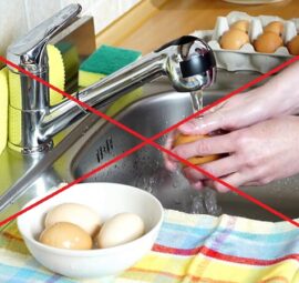 Bảo quản trứng gà đúng cách là điều cực kỳ quan trọng để đảm bảo an toàn thực phẩm và tránh các vấn đề về sức khỏe. Dưới đây là ba lưu ý khi bảo quản trứng gà trong tủ lạnh mà bạn cần phải biết: