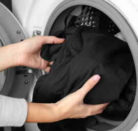 6 mẹo giặt quần áo màu đen bằng máy giặt quan trọng