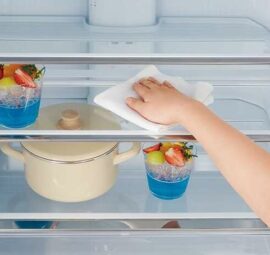 Có được dùng nước lau kính để vệ sinh tủ lạnh không?