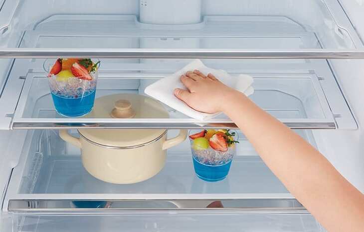 Có được dùng nước lau kính để vệ sinh tủ lạnh không?