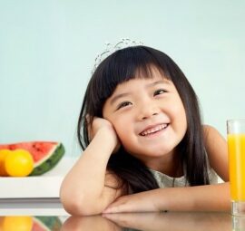 Trẻ nhỏ mấy tuổi thì bắt đầu uống nước ép trái cây được?
