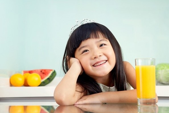 Trẻ nhỏ mấy tuổi thì bắt đầu uống nước ép trái cây được?