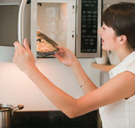 Hướng dẫn cách quay nóng thức ăn trong lò vi sóng không bị bắn bẩn